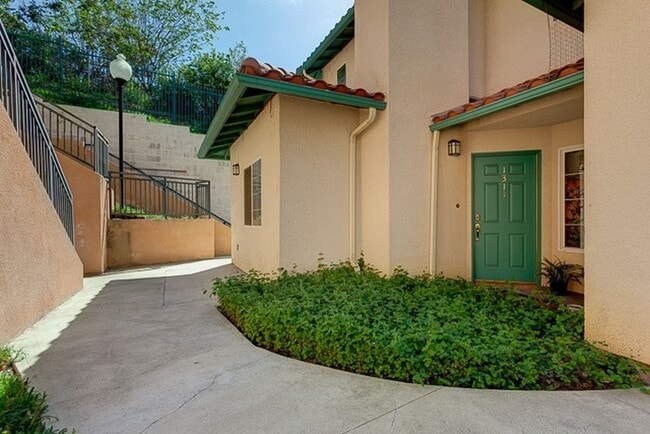 Building Photo - Large Condo with 2 bedrooms, 2 baths