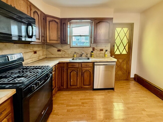 Building Photo - Spacious 3 BR / 1 BA HOUSE in Great South Philly location w/ Hardwood Flooring-Nice Kitchen-Washe...