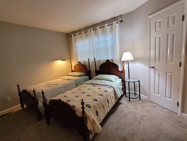 Building Photo - Furnished 3 BR, 3 BH Townhouse in Wilmington!