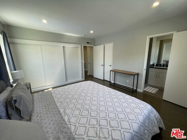 Building Photo - 348 S Elm Dr