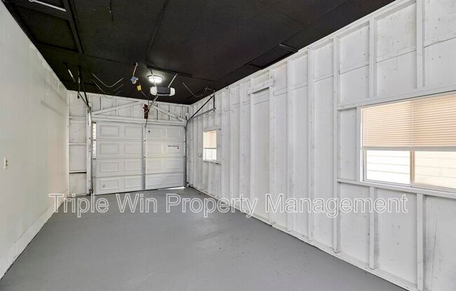 Building Photo - 10531 Fabick Dr