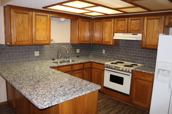 Building Photo - 13907 Fairhill Ave