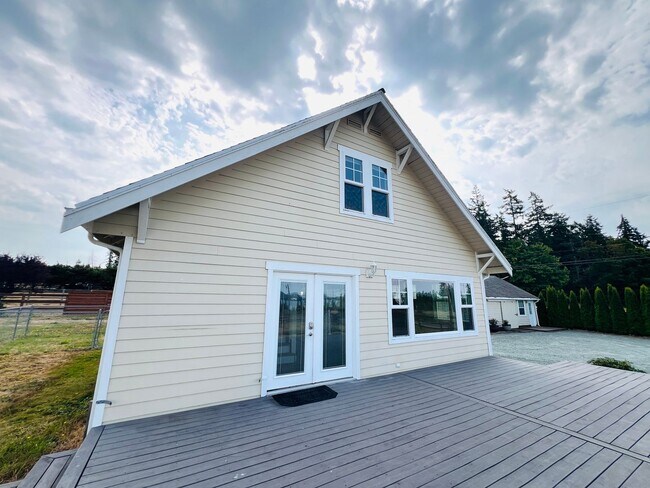 Building Photo - Beautiful 2 bedroom, + office/bonus room i...