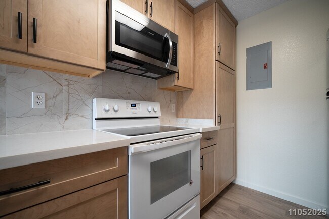 Building Photo - Available Now! 2 BD / 1 BA / 2 Parking sta...