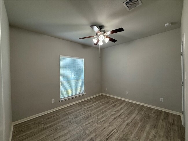 Building Photo - 306 Edgewater Park Dr