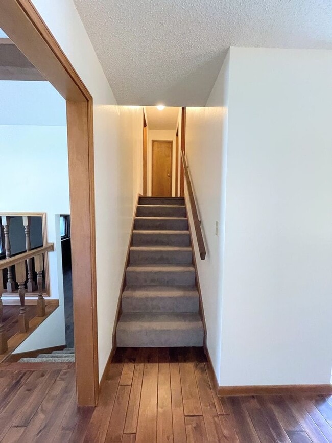Building Photo - Updated 3 bed 2 bath home in great neighbo...