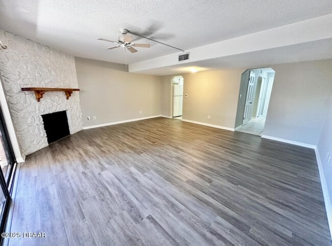 Building Photo - 2250 S Palmetto Ave