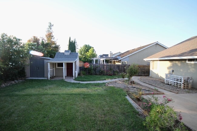 Building Photo - Charming 3Br/2BA/ 1444SF Available Now! Te...