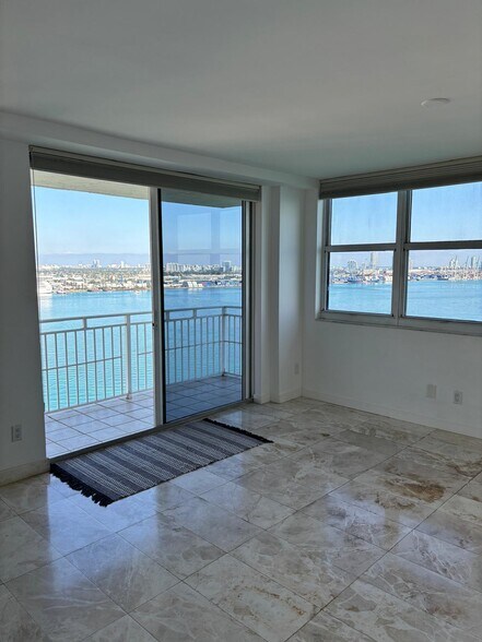 Building Photo - 1010 SW 2nd Ave