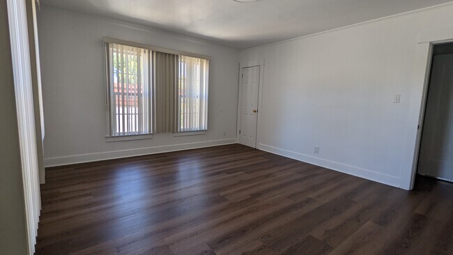 Building Photo - 1263 S Plymouth Blvd