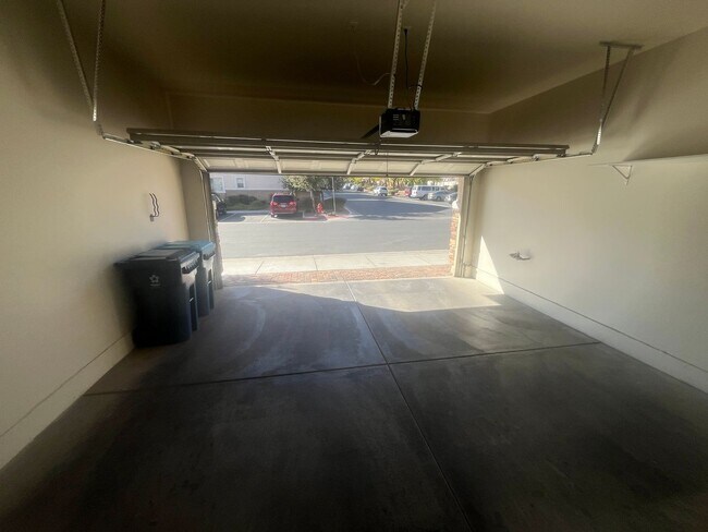 Building Photo - 3 Bedroom Townhome - Centennial Hills