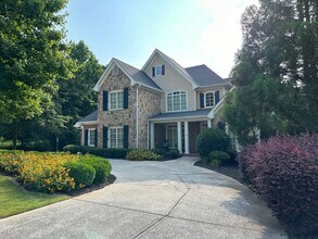 Building Photo - Huge, beautiful custom 4 bedroom house in Oconee!