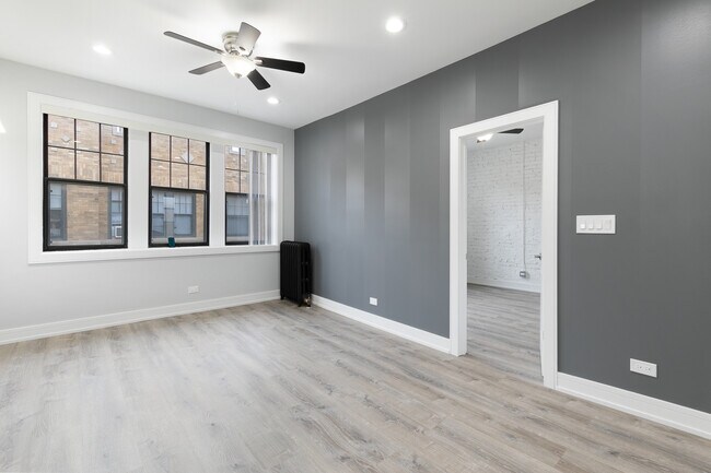 Building Photo - 7624 N Eastlake Terrace