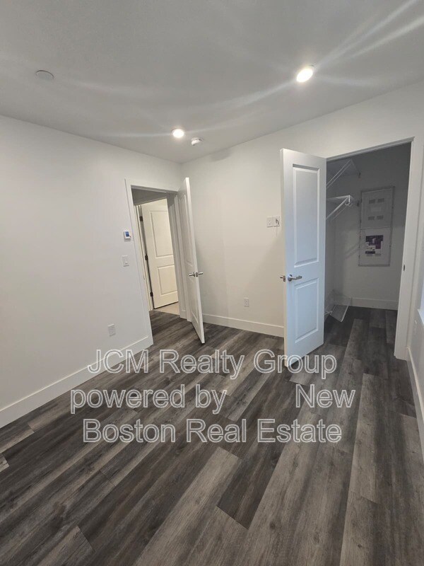 Building Photo - 585 Essex St