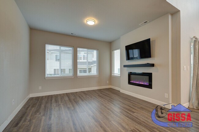 Building Photo - Beautiful, modern townhouse with primary b...