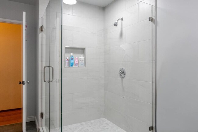 Building Photo - 4989 Randlett Dr