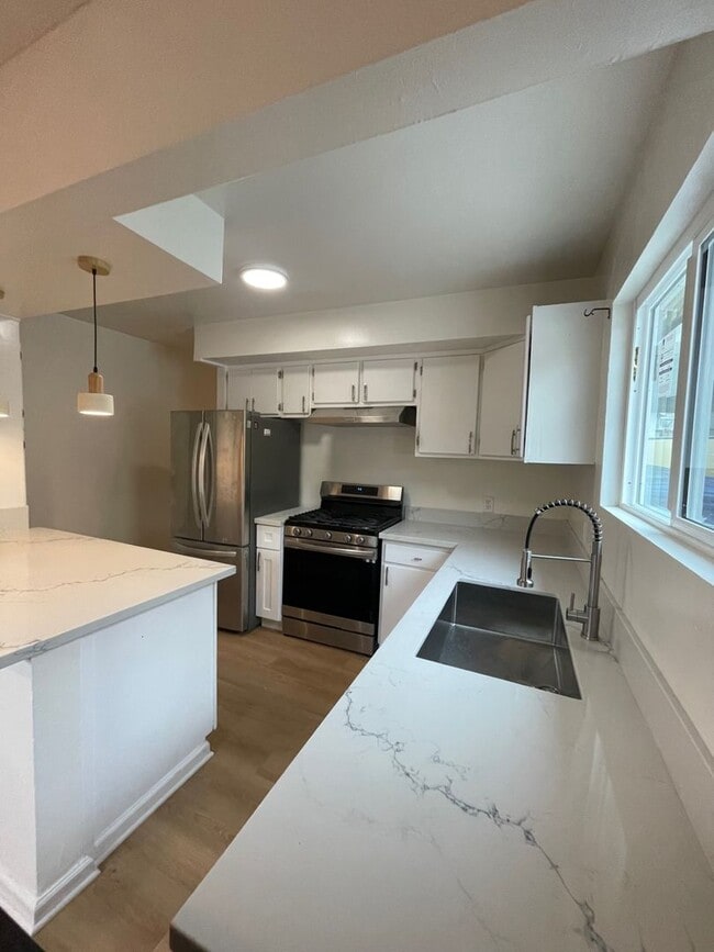 Building Photo - Beautifully Upgraded 3bed 2 bath Front House