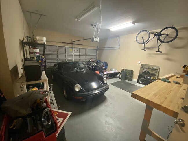 Building Photo - Fully Renovated Large 3 Bed 2.5 Bath 2 Car Garage Townhouse in Perfect Location