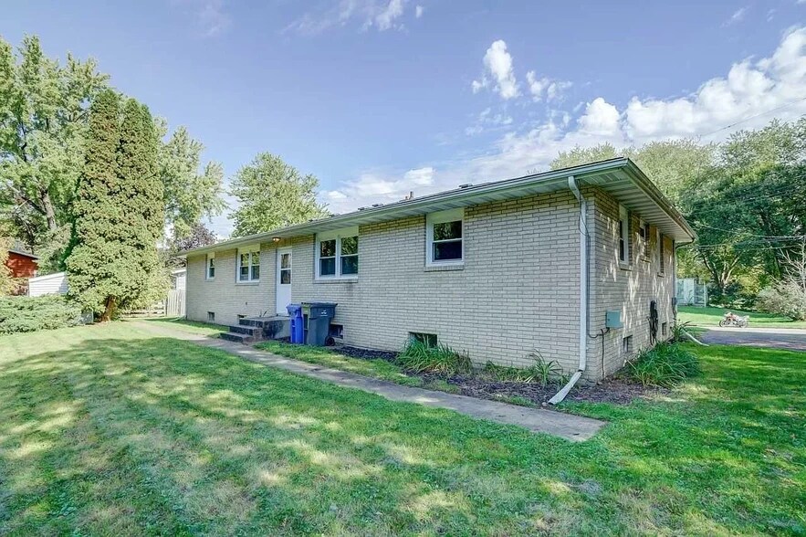 Building Photo - 5215 Wallace Ave