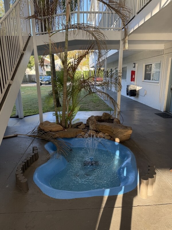 Building Photo - 320 Lakeview St