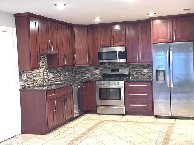 Building Photo - 1581 Quaker Ln