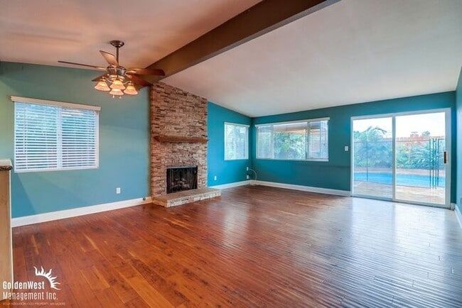 Building Photo - Stunning 3Bdm 2Ba Home with Sparkling Pool...