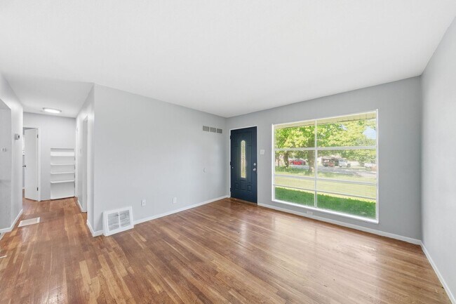 Building Photo - 10700 Spring Garden Dr