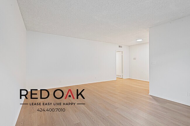 Building Photo - Lovely, Sun-Drenched One Bedroom with Cent...