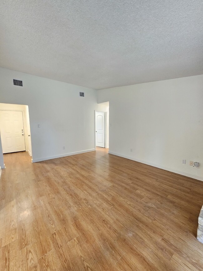 Building Photo - Charming 4-Bedroom Retreat with Cozy Fireplace in Vibrant Austin Neighborhood!