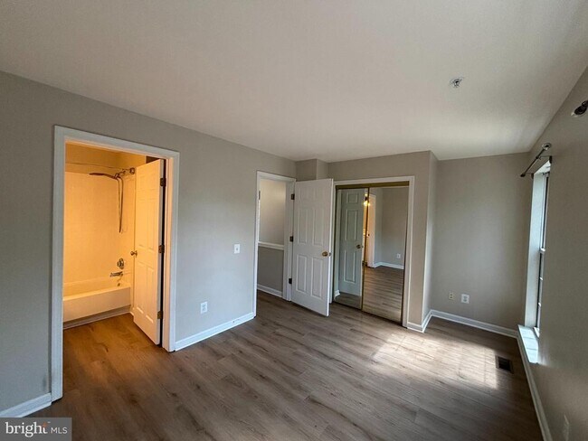 Building Photo - 7020 Falls Reach Dr