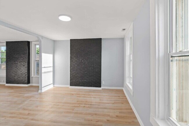 Building Photo - "Spacious 3-Bedroom Retreat at 57 1/2 Sara...