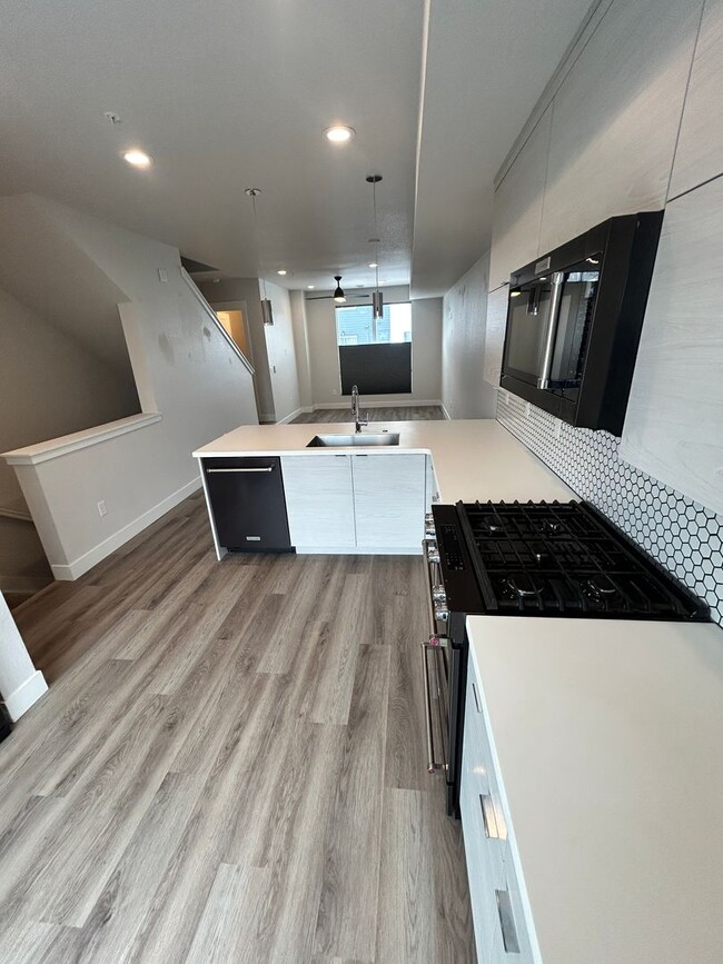 Building Photo - Gorgeous & New Two Bedroom, Three Bath Tow...