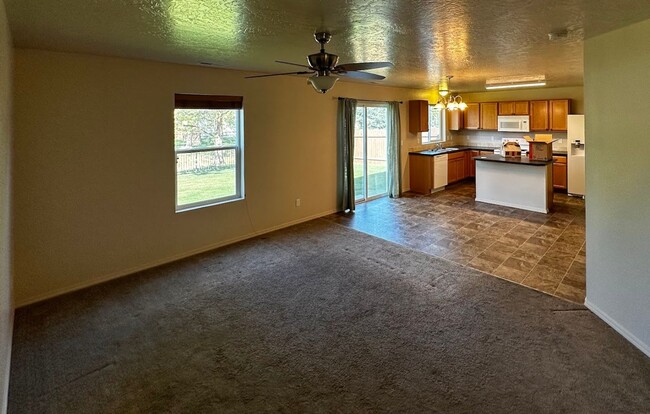 Building Photo - Ready for Move In - Cedar Creek Spacious L...