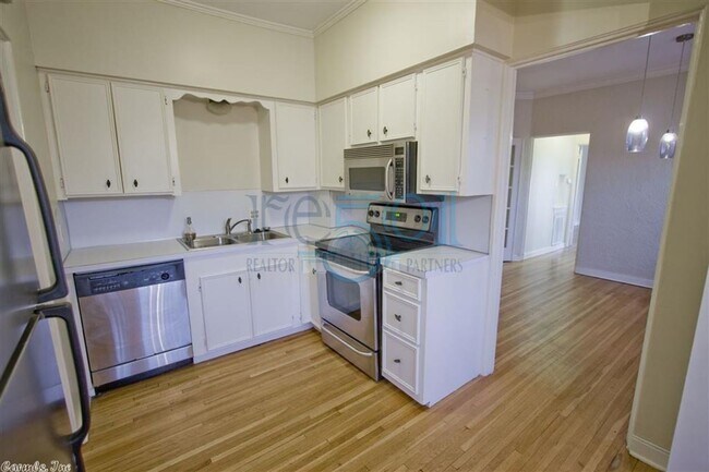 Building Photo - 1315 Kavanaugh Blvd