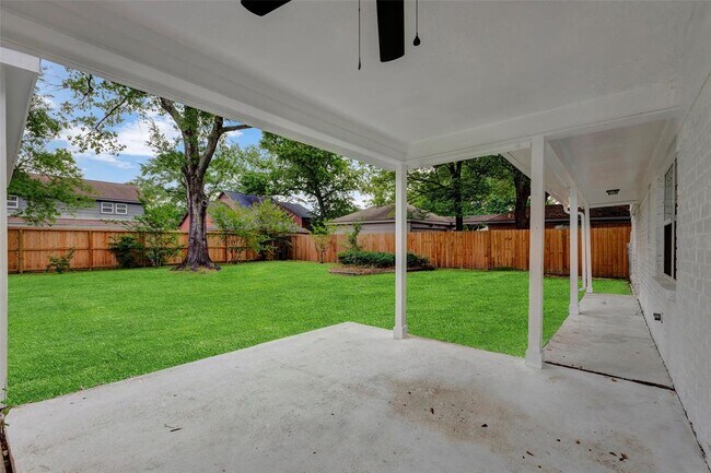 Building Photo - 7707 12 Fairway Ln
