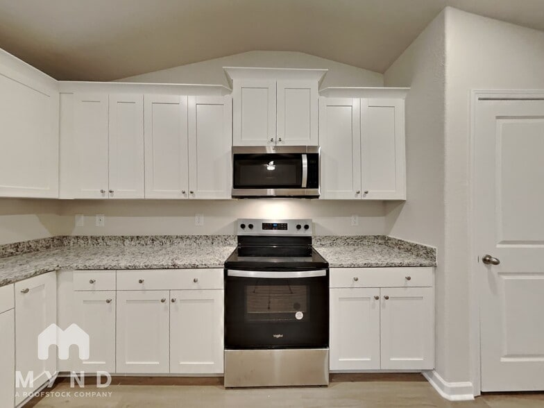 Building Photo - 283 New Villas St