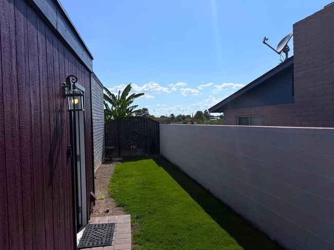 Building Photo - 3720 S Sarnoff Dr
