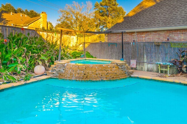 Building Photo - 15738 Fleetwood Oaks Dr