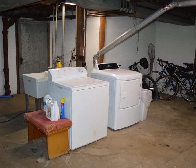 Building Photo - 821 Jenifer St