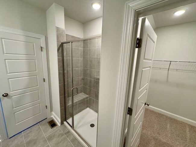 Building Photo - Modern Elegance in Prime North Raleigh!