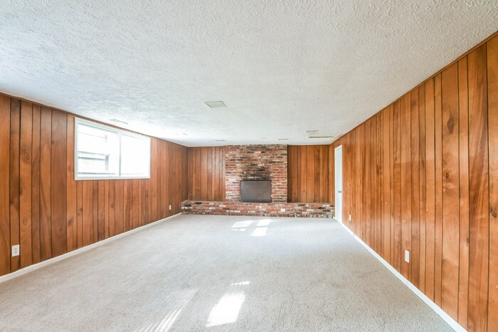 Building Photo - 1725 N Raceway Rd
