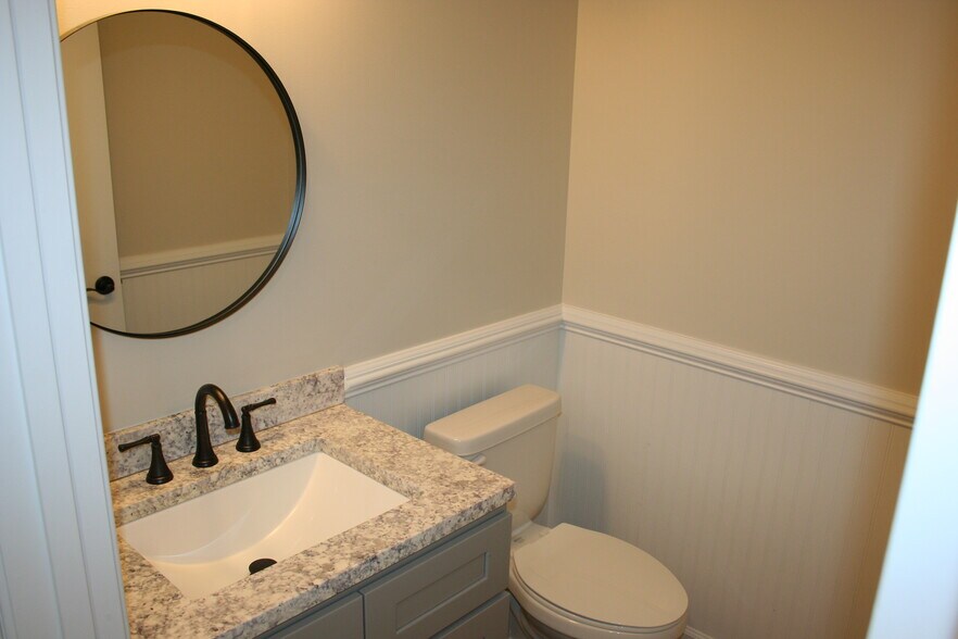 Half bath on main floor - 2720 Dorval Rd