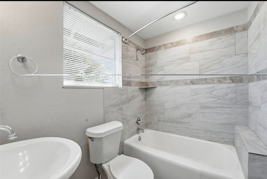 Building Photo - 6526 Linden St