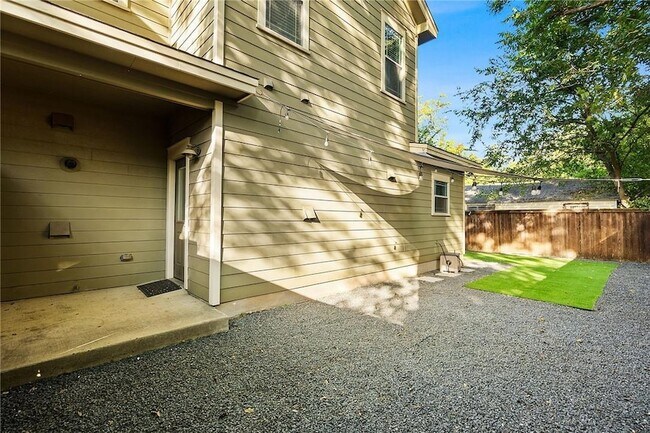 Building Photo - 3207 Holton St