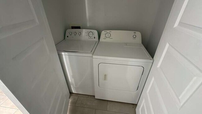 Building Photo - "Charming 2-Bed, 2-Bath Gem on Valeria Street - Perfect Edinburg Retreat!"