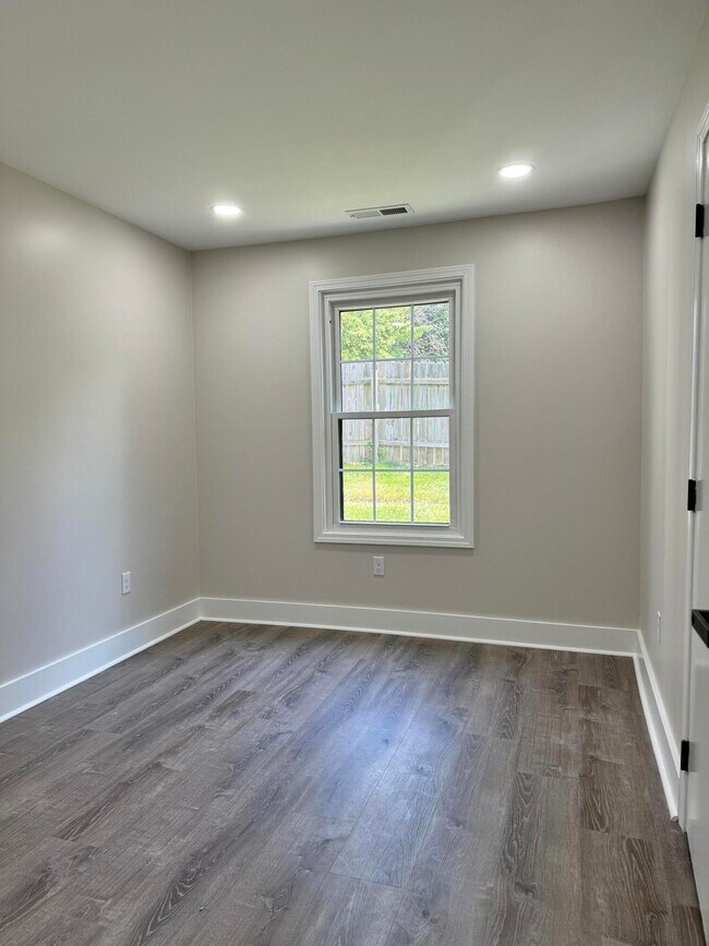 Building Photo - 404 Bainbridge Ct