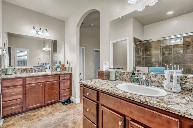 Building Photo - Charming 3 bedroom 2 bathroom home located in Hanford