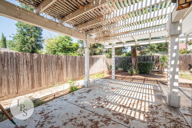 Building Photo - Fresno NorthEast Home, 3BR/2BA, Built 1989 – Across the street from Maple Creek Elementary!