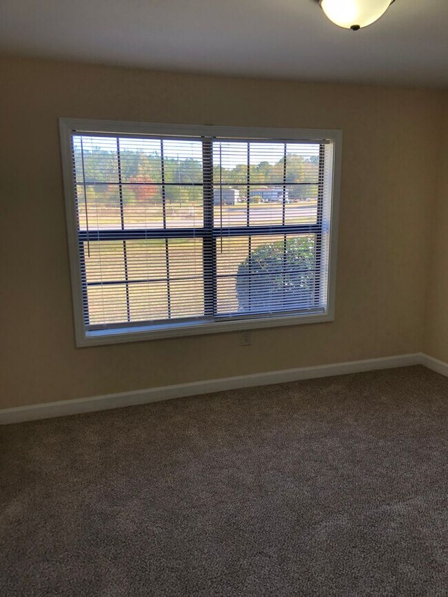 Building Photo - 2016 Iris Rd