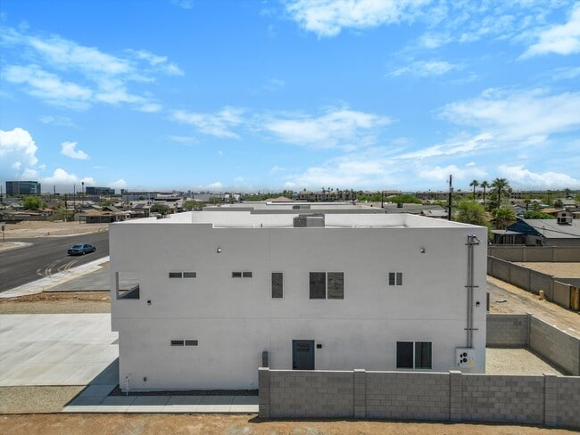 Building Photo - 2551 E Broadway Rd
